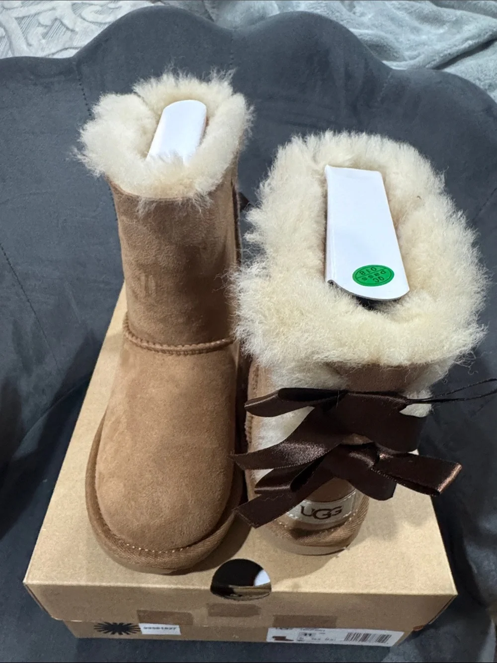 UGG Bailey Bow II Chestnut Boots Kids Size 11 Excellent Condition w/ Box